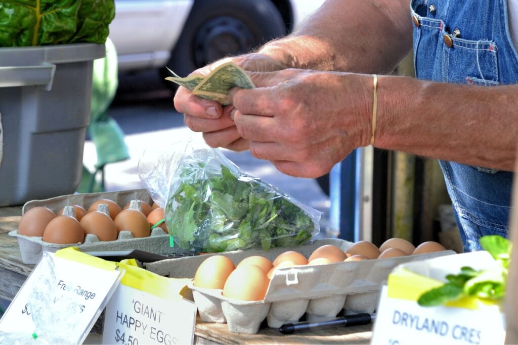 Kaufen Sie frische Eier vom Bauernhof bei einem Bauernmarkt im Freien